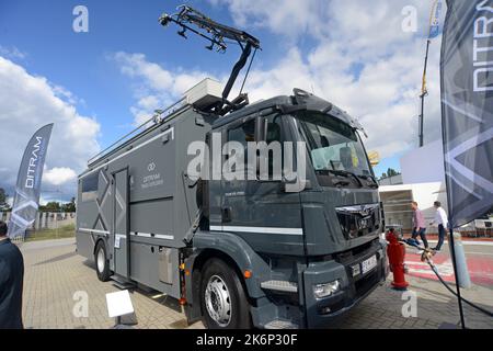 Ein elektrifizierter LKWs für Gleis- und Überfahrstrecken auf der Innotrans International Transport expo, Berlin, September 2022 Stockfoto