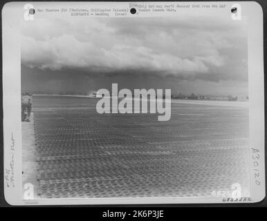 Lockheed P-38 „Lightning“ landete auf dem neuen Tacloban Airstrip auf den philippinischen Inseln. 27. Oktober 1944. Stockfoto