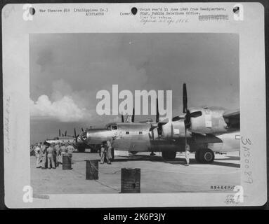 PHILIPPINEN-neugierige Flieger und Bodencrews des 5. AF versammeln sich um den ersten Bomber mit sehr langer Reichweite, den sie gesehen haben – den Consolidated B-32 Dominator, eine riesige Schwester der Boeing B-29 Superfortress, die bald ihre enorme Bombenlast der hinzufügen wird Stockfoto