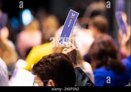 Villingen Schwenningen, Deutschland. 15. Oktober 2022. Parteimitglieder halten während der Bestimmungen der Tagesordnungspunkte auf der Landesparteikonferenz der CDU Baden-Württemberg auf dem Messegelände Stimmkarten hoch. Kredit: Silas Stein/dpa/Alamy Live Nachrichten Stockfoto