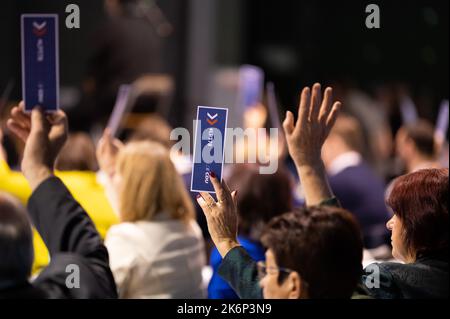 Villingen Schwenningen, Deutschland. 15. Oktober 2022. Parteimitglieder halten während der Bestimmungen der Tagesordnungspunkte auf der Landesparteikonferenz der CDU Baden-Württemberg auf dem Messegelände Stimmkarten hoch. Kredit: Silas Stein/dpa/Alamy Live Nachrichten Stockfoto