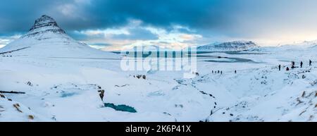 Kirkjufellsfoss, Wasserfall in der Nähe des Berges Kirkjufell, Halbinsel Snaefellsnes, Island, Europa Stockfoto