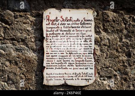 Via Solerti. Bild auf einer Tafel mit geschriebenem Text über Angelo Solerti, geboren in Savona. Künstler Imelda Bassanello, Heiligtum von Savona. Ligurien, Italien. Stockfoto