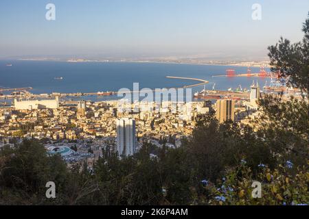 HAIFA, ISRAEL - 29. September 2022: Panorama der Stadt und des Hafens von Haifa. Blick vom Caramel Hill nach Haifa. Stockfoto