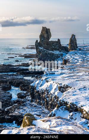 Londrangar, Vogelfelsen und die umliegenden Basaltklippen, Halbinsel Snaefellsnes, Island, Europa Stockfoto