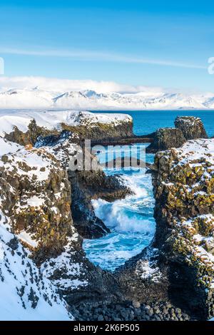 Gatklettur (Hellnar Arch), natürlich geformter Steinbogen, der zwischen den Dörfern Arnarstapi und Hellnar, Snaefellsnes Halbinsel, Island, Europa gefunden wurde Stockfoto