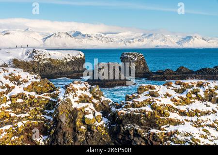 Gatklettur (Hellnar Arch), natürlich geformter Steinbogen, der zwischen den Dörfern Arnarstapi und Hellnar, Snaefellsnes Halbinsel, Island, Europa gefunden wurde Stockfoto