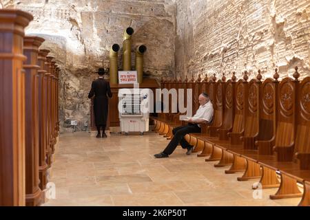 Haifa, Israel - 21. September 2022, Höhle des Propheten Elia auf dem Berg Karmel. Orthodoxe Juden beten. Stockfoto