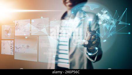 Technologie, Big Data und KI-Software-Schnittstelle, Geschäftsfrau und geschäftliche Innovation, globale Vernetzung. Schwarze Frau, berührend und programmierend Stockfoto