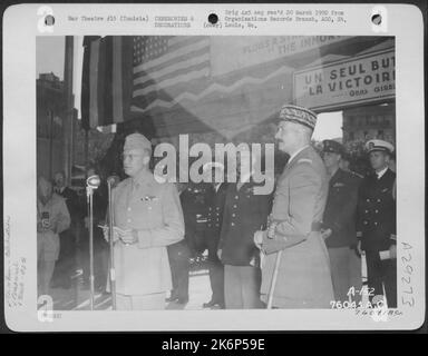 General Dwight D. Eisenhower (am Mikrofon) hält eine Rede während einer Feier in Tunesien, während General Henri Giraud auf sie schaut. 90. Photographic Reconnaissance Wing, 8. Mai 1943. Stockfoto