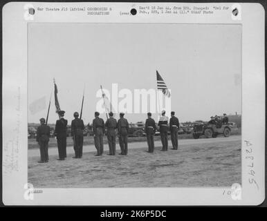 Auf seiner jüngsten Reise nach Afrika hat Präsident die Luftwaffeneinheiten der britischen, französischen und amerikanischen Armee überprüft. Hier ist der Präsident in einem Jeep mit General Dwight D. Eisenhower und LT. General Carl Spaatz, der die alliierte Ehrenfarbe überprüft. Stockfoto