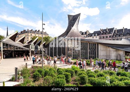 ROUEN, FRANKREICH - 31. AUGUST 2019: Dies ist das moderne Aussehen des Marktplatzes und der modernen Kirche der Heiligen Jeanne d'Arc am Ort ihres Brennens. Stockfoto