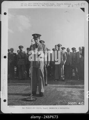 Kairo, Ägypten-König Peter von Jugoslawien, überreicht die Note der Annahme von vier Liberator Bombern aus den Vereinigten Staaten, die von amerikanisch ausgebildeten einheimischen Patriot-Crews besetzt sind. Generalmajor Ralph Royce, rechts im Hintergrund, präsentierte diese Flugzeuge dem König. Stockfoto