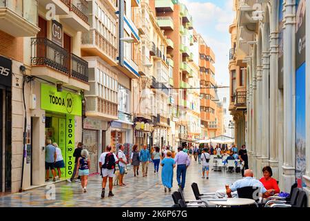 CARTAGENA, SPANIEN - 1. NOVEMBER 2021: Menschen an der zentralen Einkaufsstraße, Cafés und moderne Architektur Stockfoto