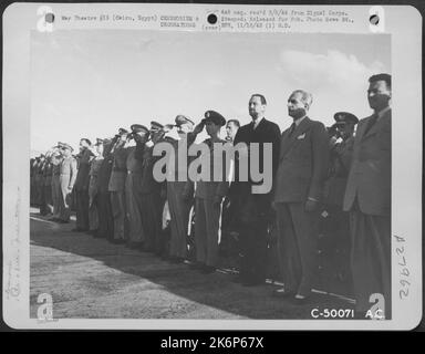 Kairo, Ägypten – das Spielen der amerikanischen Nationalhymne brachte Aufmerksamkeit und Grüße von Würdenträgern mit König Peter von Jugoslawien bei den Zeremonien der Liberator-Verleihung. Stockfoto