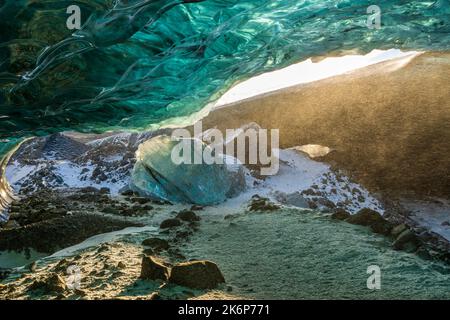 Eishöhle im Vatnajokull-Gletscher, Skaftafell-Nationalpark, Jökulsárlón, Vatnajökull-Nationalpark, Östliche Region, Island, Europa Stockfoto