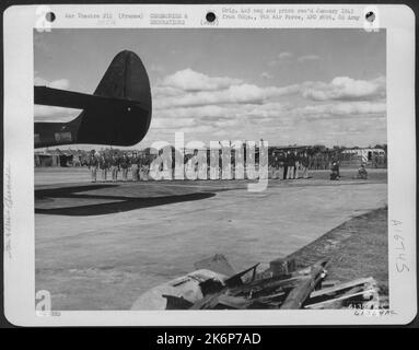 Brig. Gen. Ned Schramm aus Miami, Florida und Seattle, Washington, abgebildet, wie er 9. Luftwaffenfliegern auf Einer P-61 Black Widow Night Fighter Base irgendwo in Frankreich die Luftmedaille verlieh. 8. Oktober 1944. Stockfoto