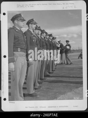 Brig. Gen. Ned Schramm aus Miami, Florida und Seattle, Washington, abgebildet, wie er die Luftmedaille an Piloten der Luftwaffe von 9. auf Einer P-61 Nachtjägerbasis irgendwo in Frankreich verlieh. 8. Oktober 1944. Stockfoto