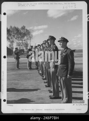 Brig. Gen. Ned Schramm aus Miami, Florida und Seattle, Washington, abgebildet, wie er die Luftmedaille an Piloten der Luftwaffe von 9. auf Einer P-61 Black Widow Night Fighter Base irgendwo in Frankreich verlieh. 8. Oktober 1944. Stockfoto