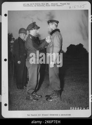 LT. General Lewis H. Brereton, kommandierender General der Luftwaffe von 9., pinnt das Distinguished Flying Cross auf LT. Col. Ray J. Stecker, Hazelton, Pennsylvania, bei Zeremonien irgendwo in Frankreich. Stockfoto