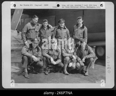 Crew-Mitglieder posieren neben Einer konsolidierten B-24 irgendwo in England. Stockfoto