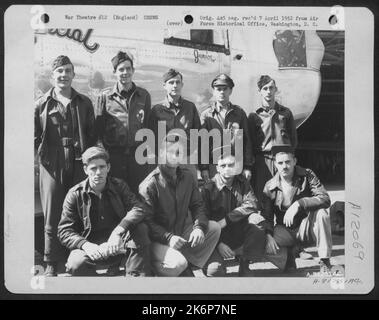 Crew-Mitglieder posieren neben Einer konsolidierten B-24 irgendwo in England. Stockfoto