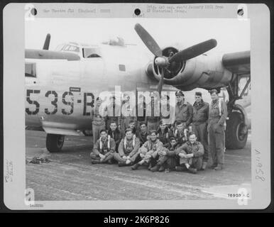 Besatzungsmitglieder der 458Th Bomb Group posieren neben Einer konsolidierten B-24 auf einem 8. Air Force Base irgendwo in England. Stockfoto