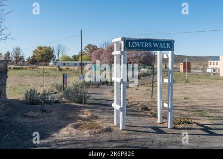 SUTHERLAND, SÜDAFRIKA - SEP 3, 2022: Lovers Walk at Sterland Caravan Park in Sutherland in der Northern Cape Province Stockfoto