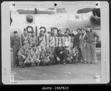 Besatzungsmitglieder der 458Th Bomb Group posieren neben Einer konsolidierten B-24 auf einem 8. Air Force Base irgendwo in England. Stockfoto