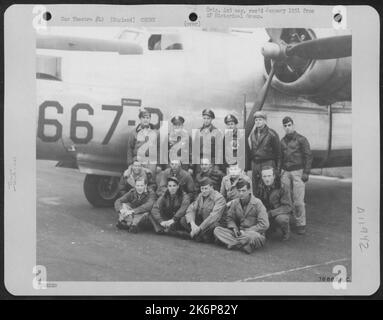 Besatzungsmitglieder der 458Th Bomb Group posieren neben Einer konsolidierten B-24 auf einem 8. Air Force Base irgendwo in England. Stockfoto