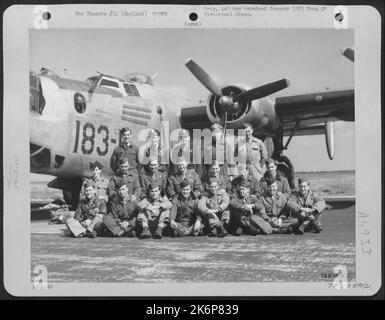 Besatzungsmitglieder der 458Th Bomb Group posieren neben Einer konsolidierten B-24 auf einem 8. Air Force Base irgendwo in England. Stockfoto