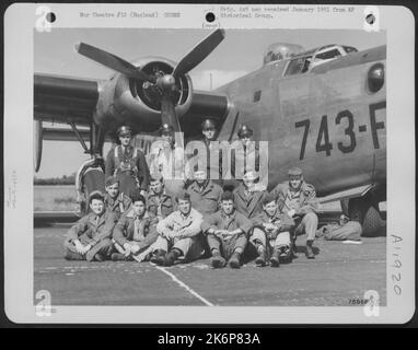 Besatzungsmitglieder der 458Th Bomb Group posieren neben Einer konsolidierten B-24 auf einem 8. Air Force Base irgendwo in England. Stockfoto