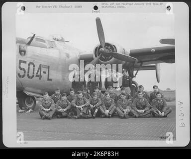 Besatzungsmitglieder der 458Th Bomb Group posieren neben Einer konsolidierten B-24 auf einem 8. Air Force Base irgendwo in England. Stockfoto