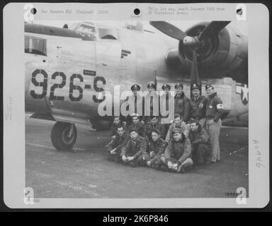 Besatzungsmitglieder der 458Th Bomb Group posieren neben Einer konsolidierten B-24 auf einem 8. Air Force Base irgendwo in England. Stockfoto