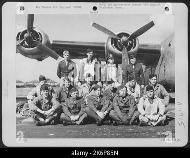 Besatzungsmitglieder der 458Th Bomb Group posieren neben Einer konsolidierten B-24 auf einem 8. Air Force Base irgendwo in England. Stockfoto