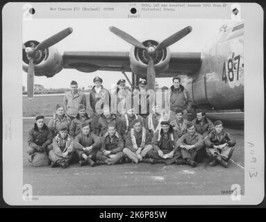 Besatzungsmitglieder der 458Th Bomb Group posieren neben Einer konsolidierten B-24 auf einem 8. Air Force Base irgendwo in England. Stockfoto