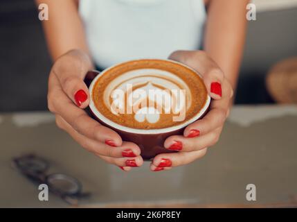 Café, Kunst und Kaffee Frau Hände halten Koffein Getränk Tasse für Freizeit Pause mit Draufsicht. Barista, Espresso und Design des Cappuccino-Getränks von Stockfoto