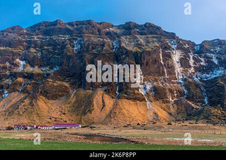 Isländischer Winterausflug zwischen Seljalandsfoss und Skogafoss Wasserfall, südliche Region. Stockfoto