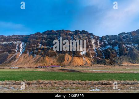 Isländischer Winterausflug zwischen Seljalandsfoss und Skogafoss Wasserfall, südliche Region. Stockfoto