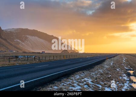Isländischer Winterausflug zwischen Seljalandsfoss und Skogafoss Wasserfall, südliche Region. Stockfoto