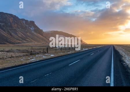 Isländischer Winterausflug zwischen Seljalandsfoss und Skogafoss Wasserfall, südliche Region. Stockfoto