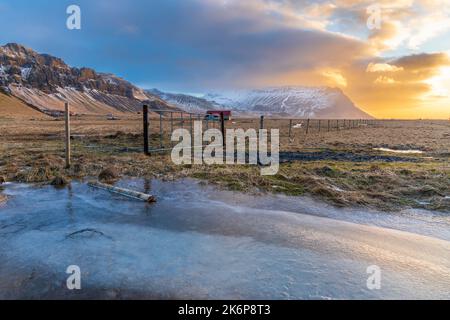 Isländischer Winterausflug zwischen Seljalandsfoss und Skogafoss Wasserfall, südliche Region. Stockfoto