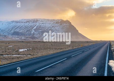 Isländischer Winterausflug zwischen Seljalandsfoss und Skogafoss Wasserfall, südliche Region. Stockfoto