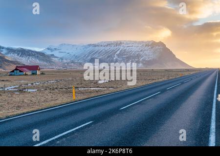 Isländischer Winterausflug zwischen Seljalandsfoss und Skogafoss Wasserfall, südliche Region. Stockfoto