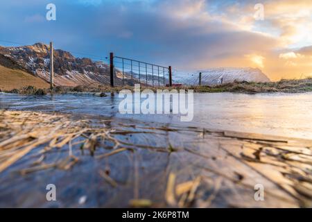 Isländischer Winterausflug zwischen Seljalandsfoss und Skogafoss Wasserfall, südliche Region. Stockfoto