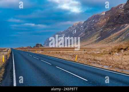 Isländischer Winterausflug zwischen Seljalandsfoss und Skogafoss Wasserfall, südliche Region. Stockfoto