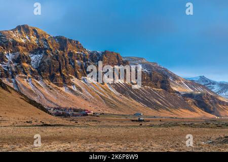Isländischer Winterausflug zwischen Seljalandsfoss und Skogafoss Wasserfall, südliche Region. Stockfoto