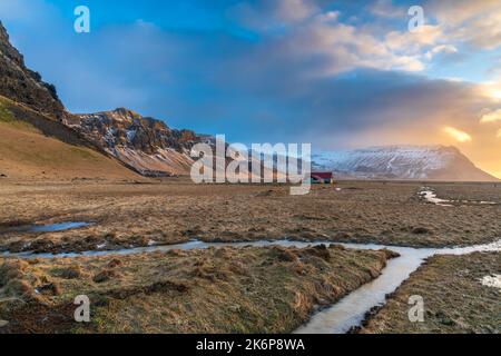Isländischer Winterausflug zwischen Seljalandsfoss und Skogafoss Wasserfall, südliche Region. Stockfoto