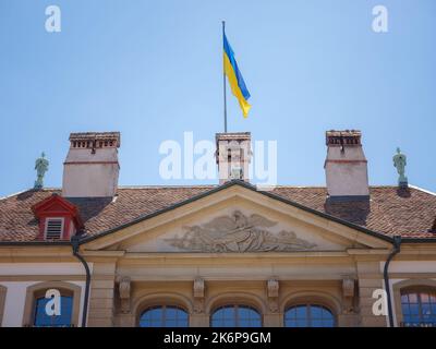 Reisen Sie im Sommer nach Bern, Schweiz. Erlacherhof - Kanzleramt Bern mit Flagge der Ukraine, Unterstützungsgeste Stockfoto