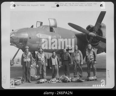 Die Besatzung der Bombengruppe 391St posiert vor dem Martin B-26 Marauder 'Wogpatter'. England, 31. März 1944. Stockfoto